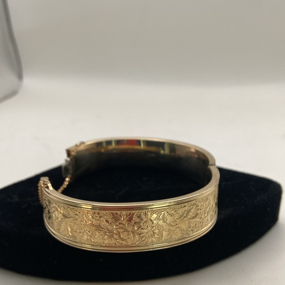 victorian hinged bangle bracelet. intricate floral design safety chain. - Picture 5 of 9